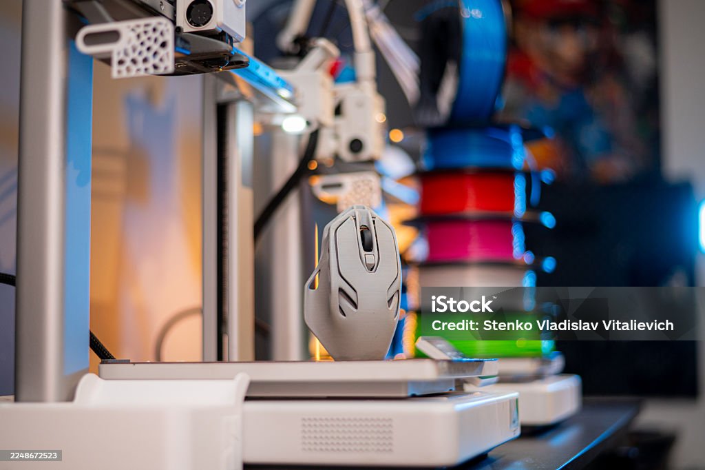 Impressora 3D em operação no ateliê MDH 3D